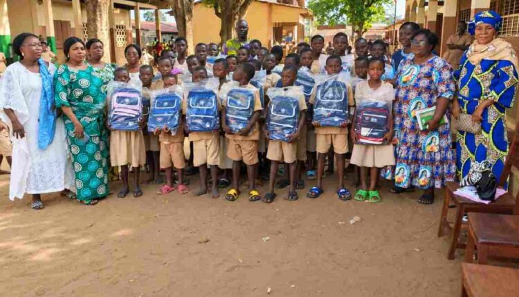 Dr Brice Hondi et l’ONG Club Excellence ADECO offrent des kits scolaires aux écoliers d’Abomey-Calavi